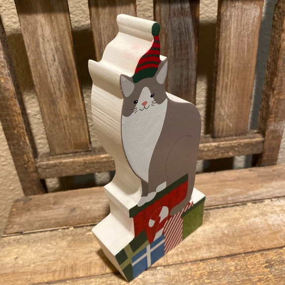 Christmas Cat Wood Decor, Gray & White Cat Wearing A Christmas Hat & Presents - Picture 5 of 9